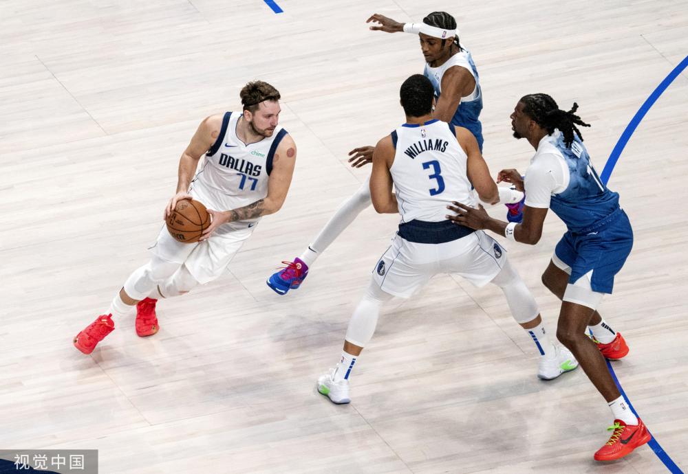 他在中场的 他在中场的